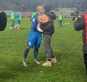 Звезда брянского «Динамо» сделал предложение своей девушке на футбольном поле