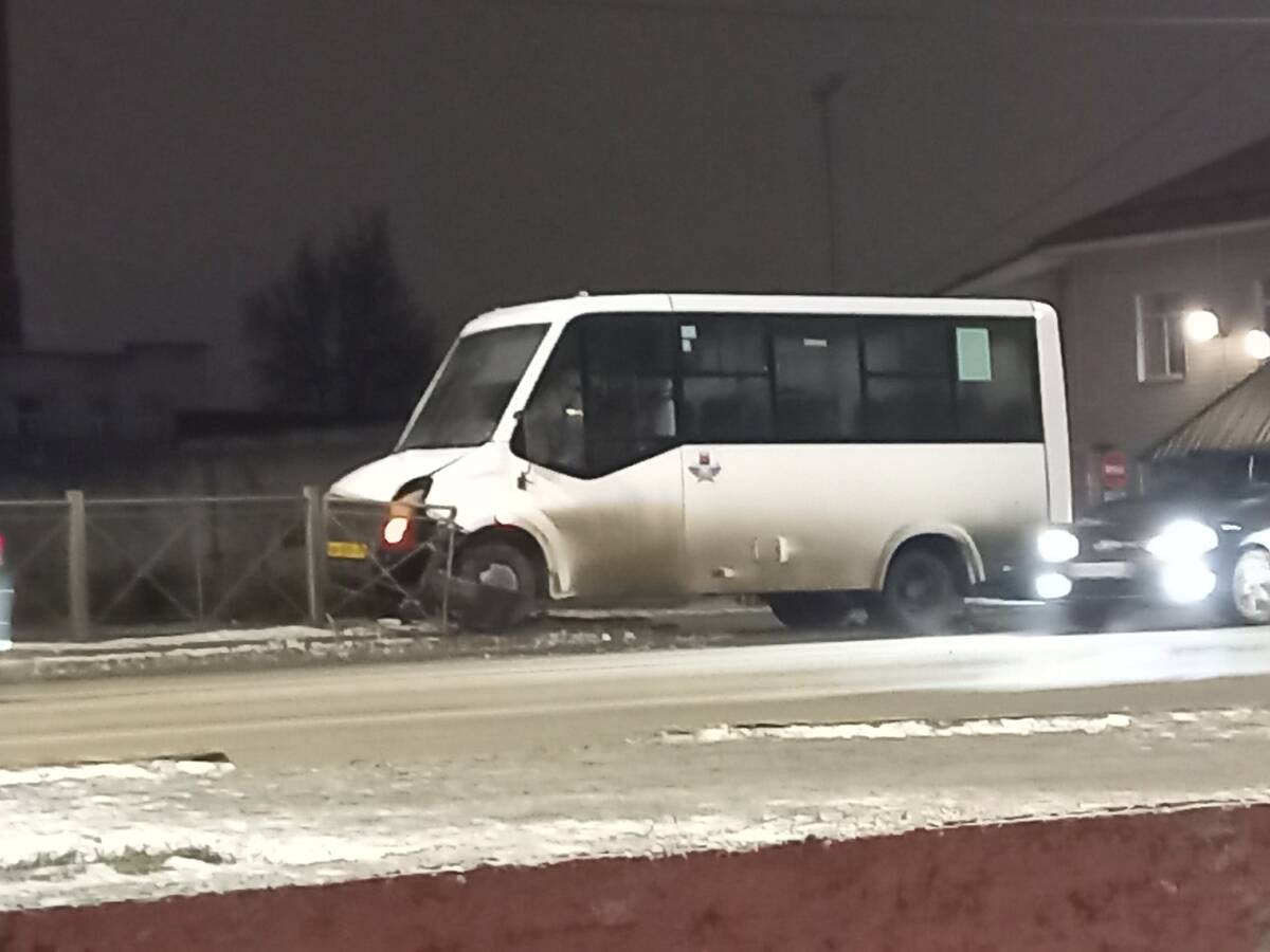 В Брянске у «Мельницы» микроавтобус попал в ДТП | 16.01.2023 | Брянск -  БезФормата