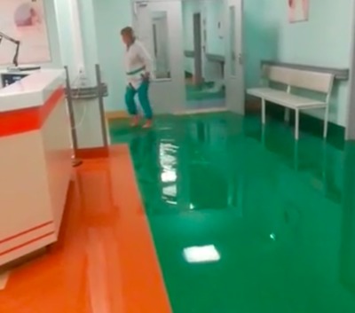 В Брянском перинатальном центре сняли видео потопа