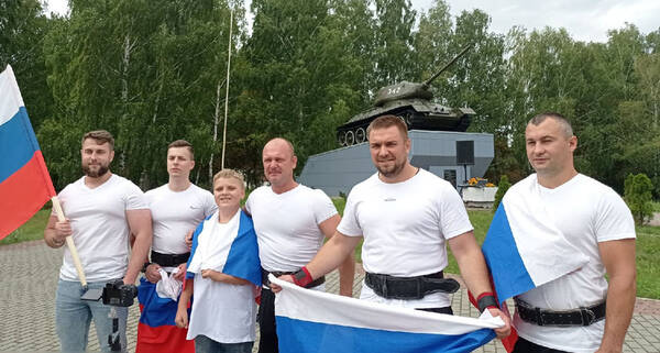 Новозыбковские богатыри исполнили гимн России у танка Т-34