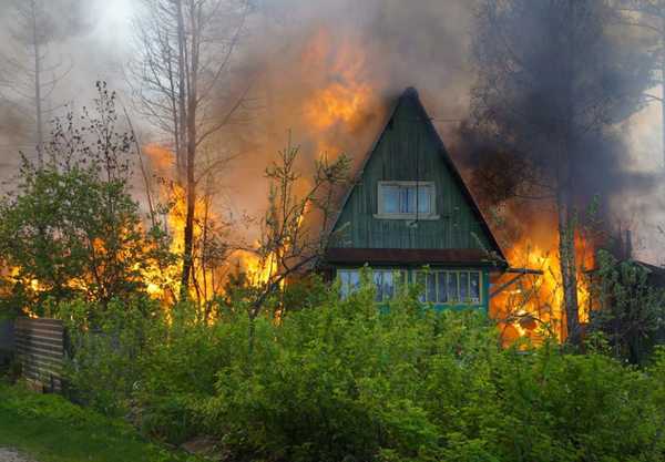 В Брянске в садовом обществе «Дормаш-3» сгорела дача 