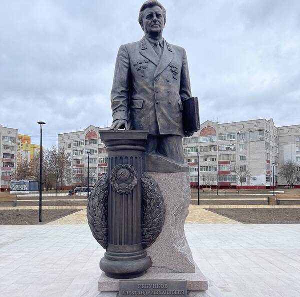 Открыли памятник и сквер Генпрокурору СССР Александру Рекункову в Брянске