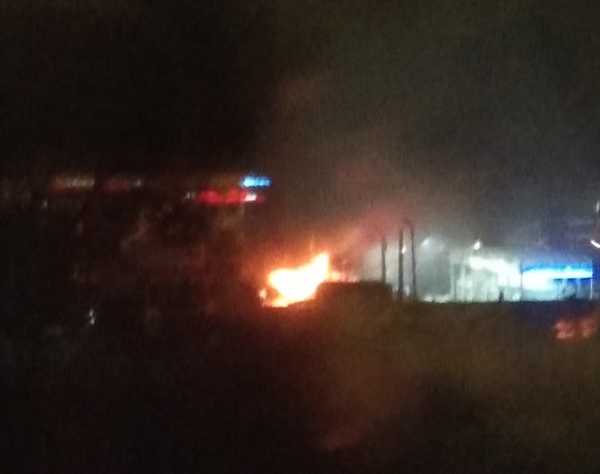 В Брянске загорелась автомойка «Лагуна»