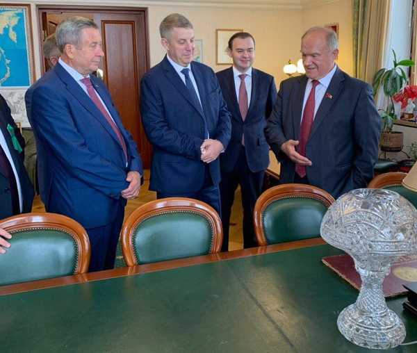 Брянский губернатор лично поздравил Геннадия Зюганова с 75-летием