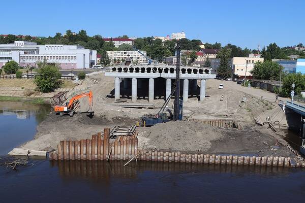 В Брянске на набережной в русле Десны стали строить опоры для нового моста