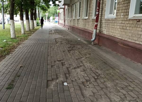 Жительница Брянска пожаловалась на убитую плитку возле ДК БФЗ