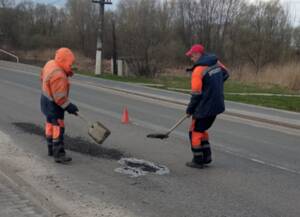 В Климово проводят ямочный ремонт дорог