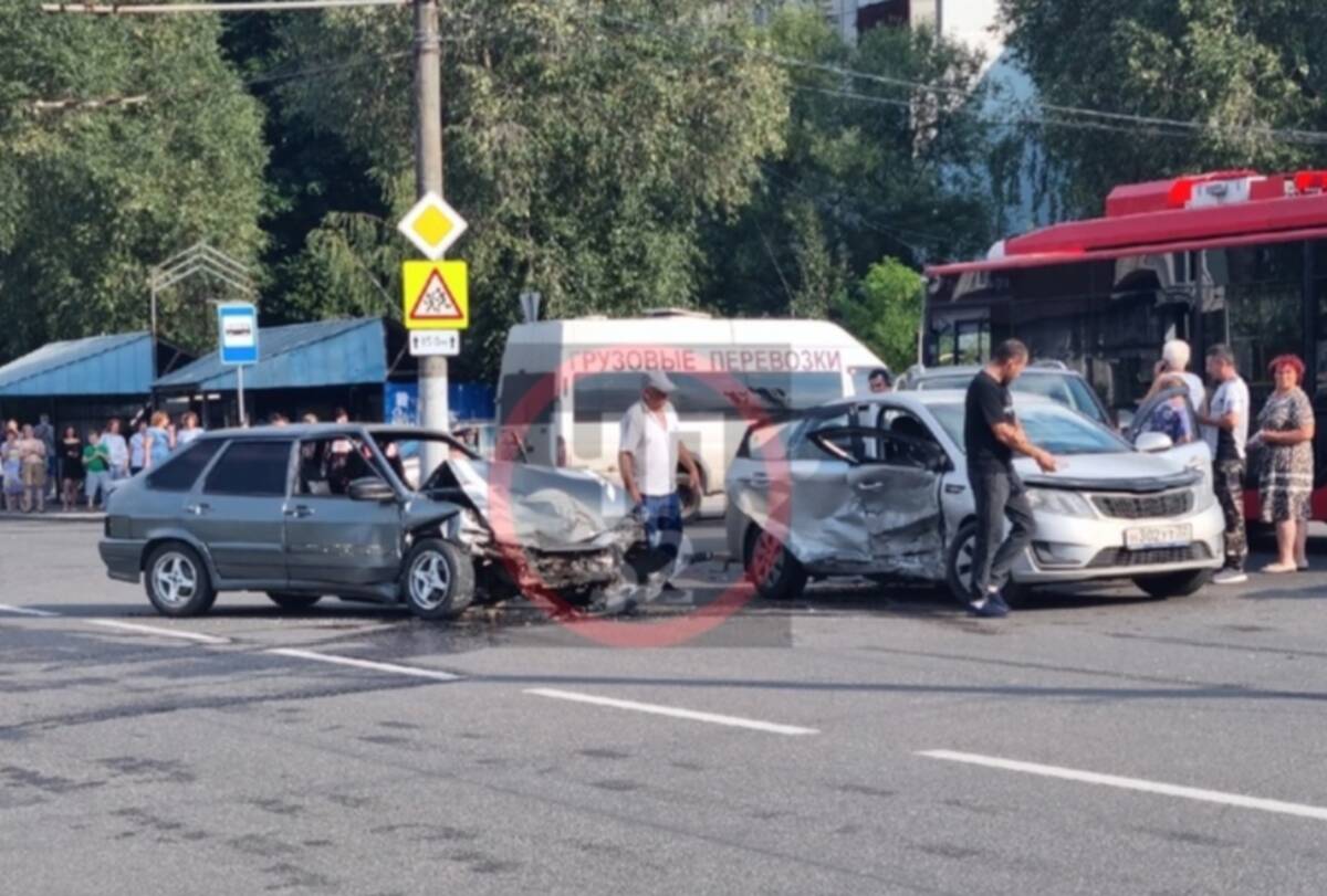 В Брянске произошло серьезное ДТП в 10-микрорайоне