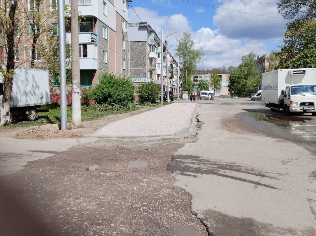 В Брянске по улице Молодой Гвардии строят новый тротуар | 06.05.2023 |  Брянск - БезФормата