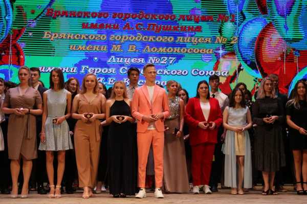 В Брянске 418 выпускников получили медали «За особые успехи в учении»