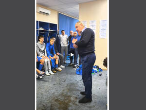 Тренеру брянского «Динамо» устроили «победный» душ прямо на пресс-конференции