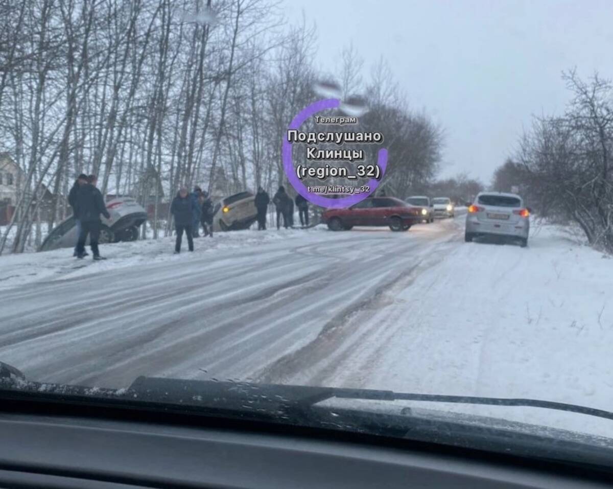 Под Клинцами на заснеженной дороге в массовом ДТП разбились 4 автомобиля