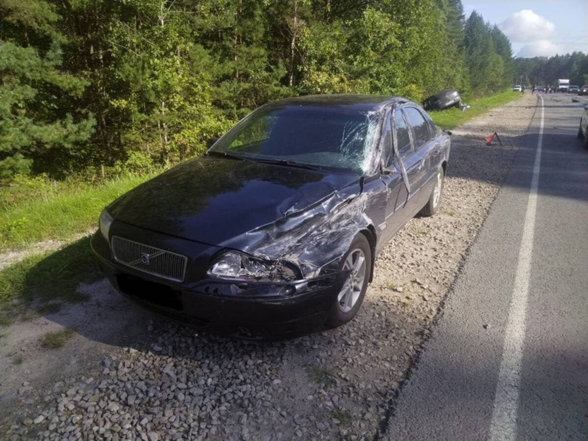 На брянской трассе водитель устроил тройное ДТП и погиб