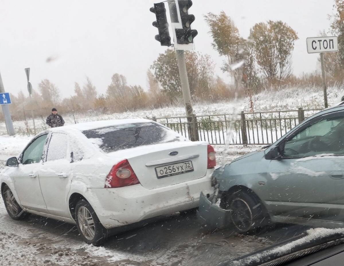 В Брянске легковушки попали в ДТП на заснеженной дороге