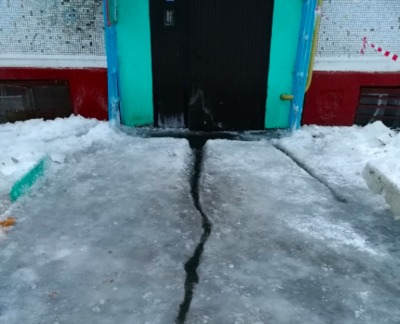 В Брянске жители многоэтажки попали в ледяной плен