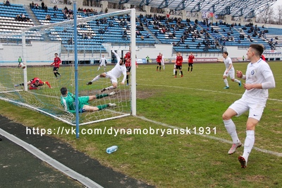 Брянское «Динамо» на своем поле разгромило «Химки» со счетом 3:0