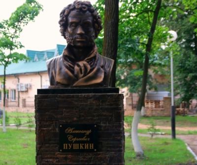 В Клинцах отремонтировали памятники Пушкину и Воровскому