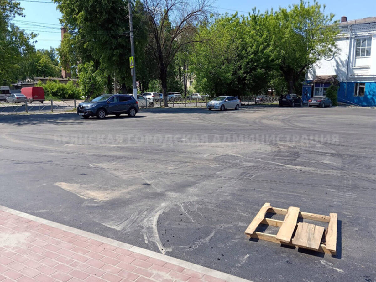 На улице Трудовой в Брянске заасфальтировали парковку | 21.05.2024 | Брянск  - БезФормата