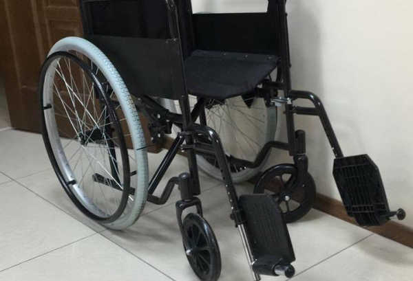 Брянская семья подарила ставшему инвалидом парню новую коляску
