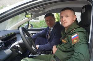 Ковальчук вручил автомобиль герою СВО с орденом Мужества