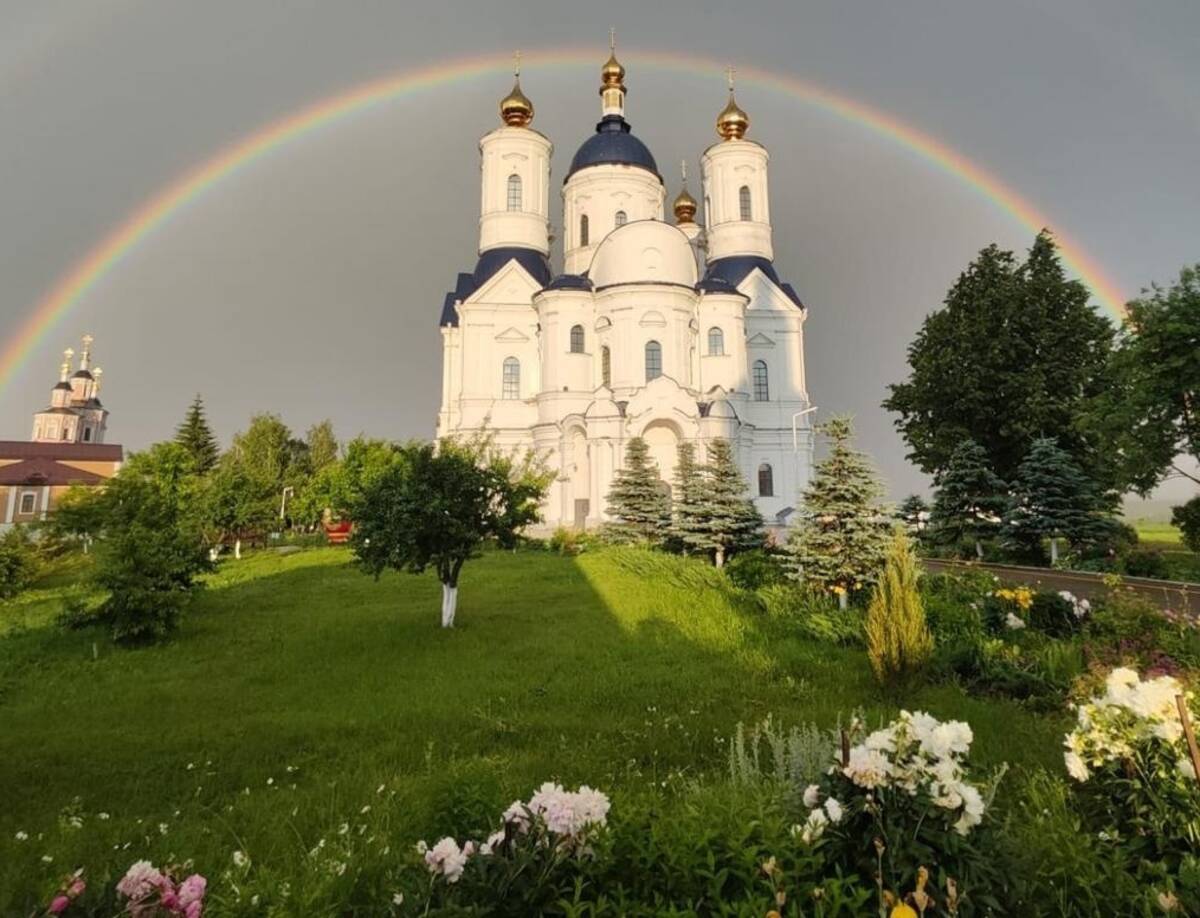 В Брянске показали шикарное фото двойной радуги над Свенским монастырем |  08.06.2024 | Брянск - БезФормата