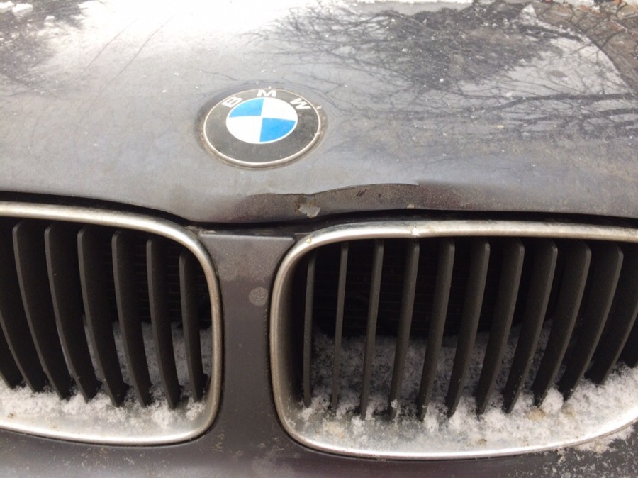 В Брянске владелец «BMW» ищет обидчика, помявшего его авто