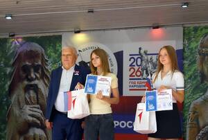 В Брянске в День флага проходит молодежный фестиваль «Сила России — в единстве народов»