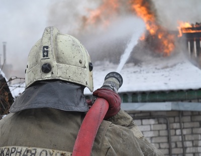 Под Трубчевском утром пожарные тушили горящий дом