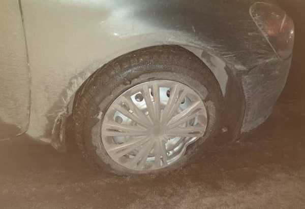 В Брянске на Карачиже автомобиль  из-за глубокой ямы  лишился колес 