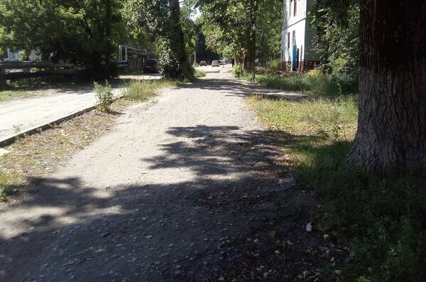 В Брянске просят отремонтировать Донбасскую и тротуар к детсаду «Белочка» 