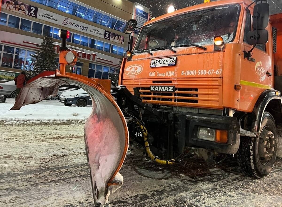 Брянские дорожники ведут трудную битву со снегом