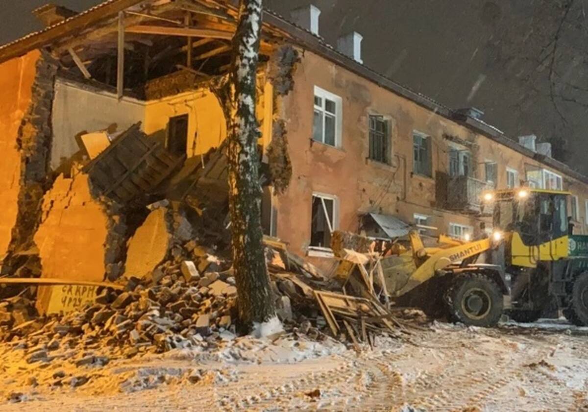 Обрушение дома в Рязани мог спровоцировать взрыв самогонного аппарата