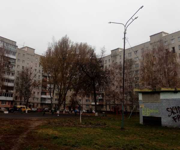 Брянцев возмутила тьма на детской площадке напротив ТРЦ «БУМ-Сити»