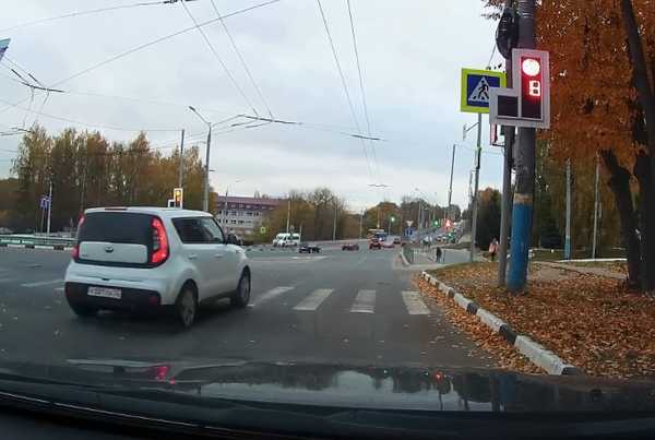 В Брянске сняли на видео проезд на красный «Лексуса» и «Киа Соул»