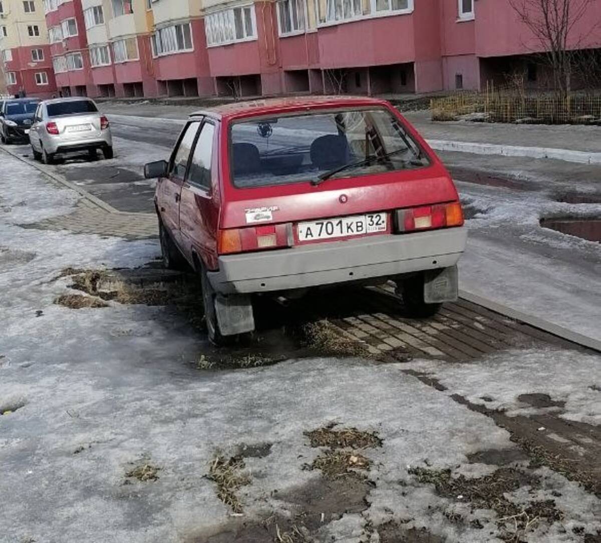 В Брянске на Флотской очередной «мастер» парковки перегородил тротуар