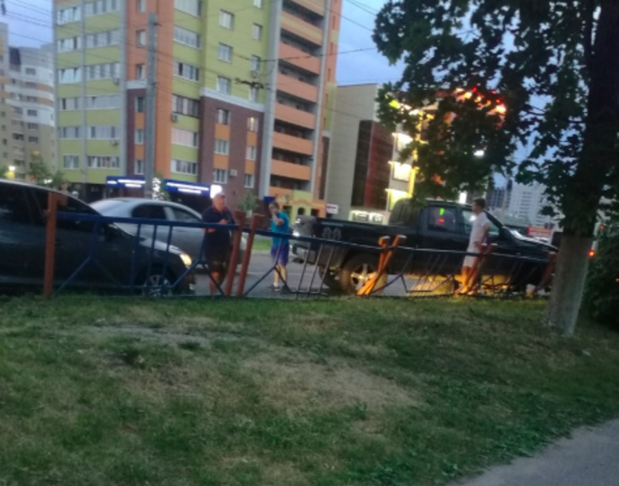 В Брянске возле БГУ внедорожник влетел в забор