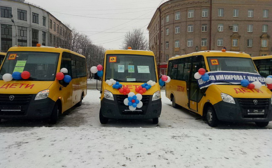 Брянские школы получили 15 новых автобусов