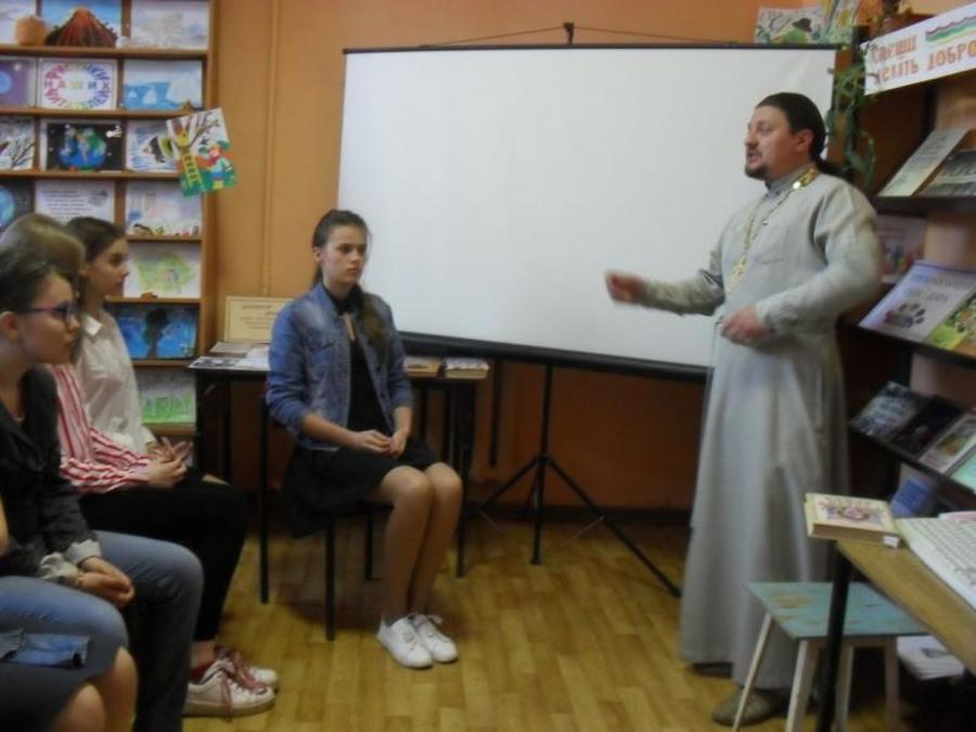 Брянский священник рассказал восьмиклассникам о патриотизме