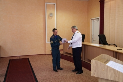 Брянских сотрудников МЧС наградили медалями за спасение 8-летнего мальчика