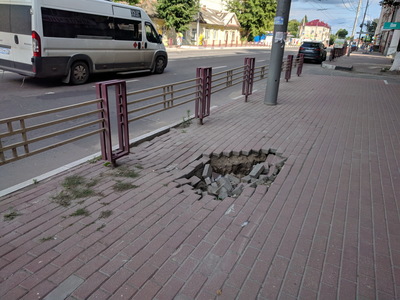 В Брянске на улице Дуки обрушилась тротуарная плитка