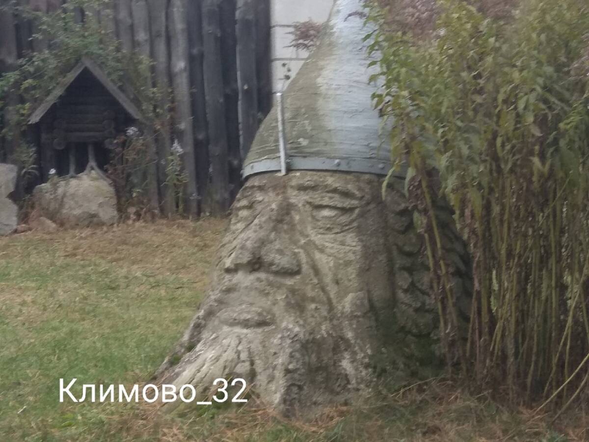 В поселке Климово появился арт-объект в виде огромной головы богатыря