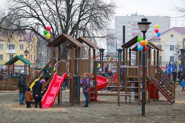 В Брянске открыли детский городок в парке железнодорожников