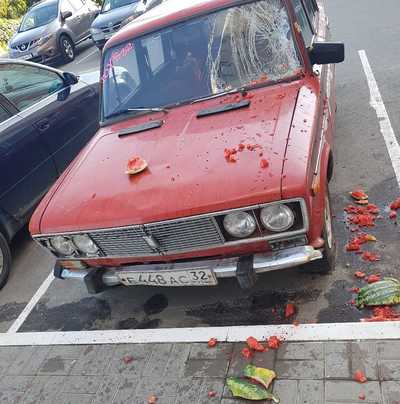 В Брянске сняли на фото разбивший автомобиль арбуз