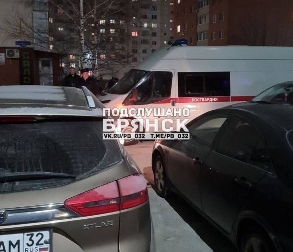 В Брянске полицейские оцепили двор многоэтажного дома по улице Брянского Фронта