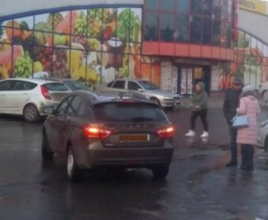 В Брянске у гипермаркета «Линия» мужчина попал под колёса «Лады»