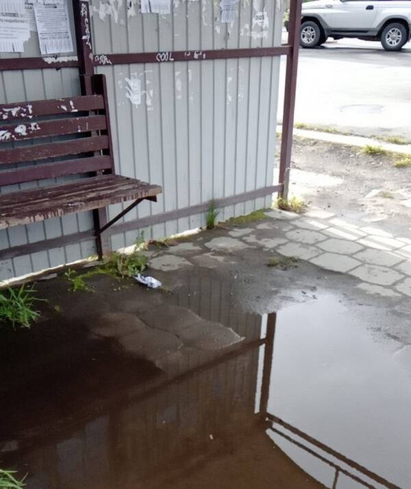 В Брянске утонула остановка на улице Мира