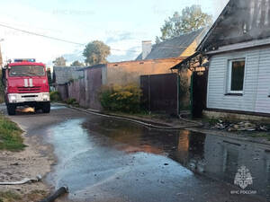 В Новозыбкове пожар уничтожил жилой дом, есть пострадавший