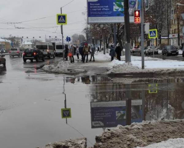 В Брянске машины утонули в грязевых ваннах на проспекте Московском