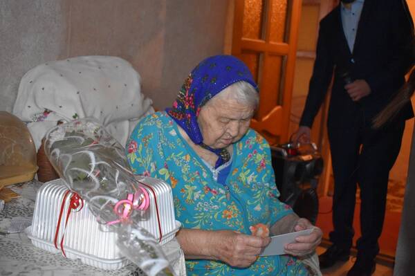 100-летнюю жительницу Клетни поздравили с Днем матери