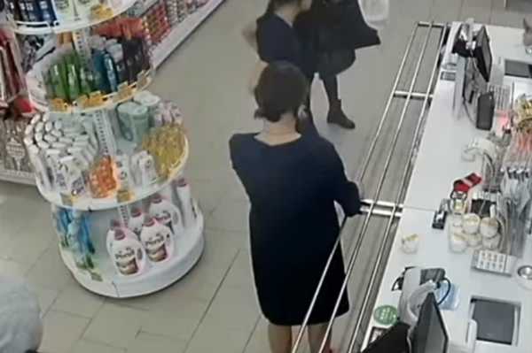 С раздеванием: опубликовано видео обыска школьницы в магазине на Алтае